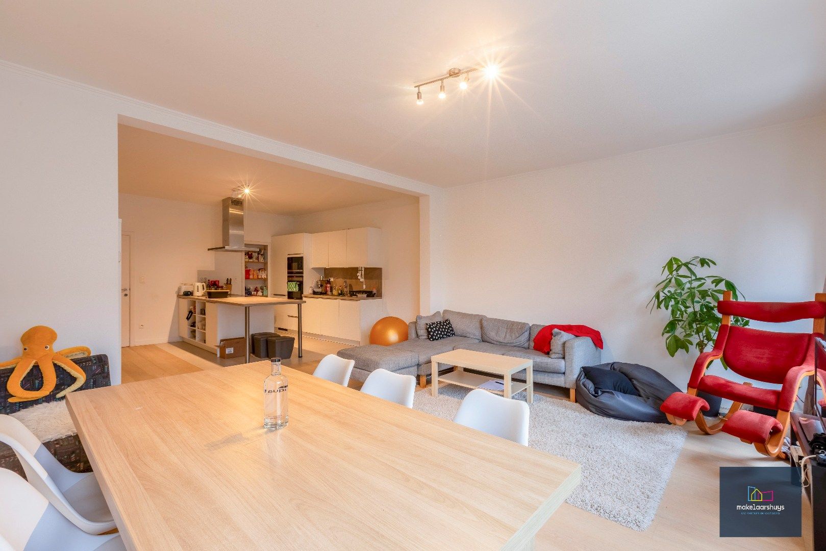 Mooi en centraal gelegen 2 slaapkamerappartement met terras en staanplaats foto 4