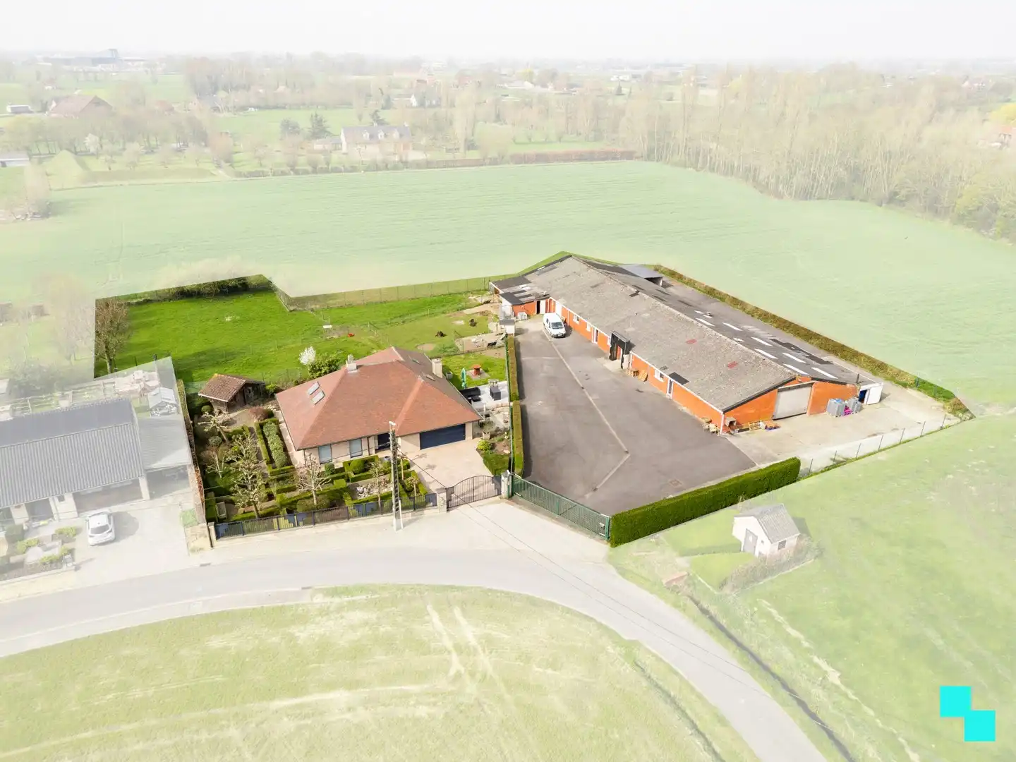 Hoofdfoto van de publicatie: Ruime woning met loods in groene omgeving - Oekene