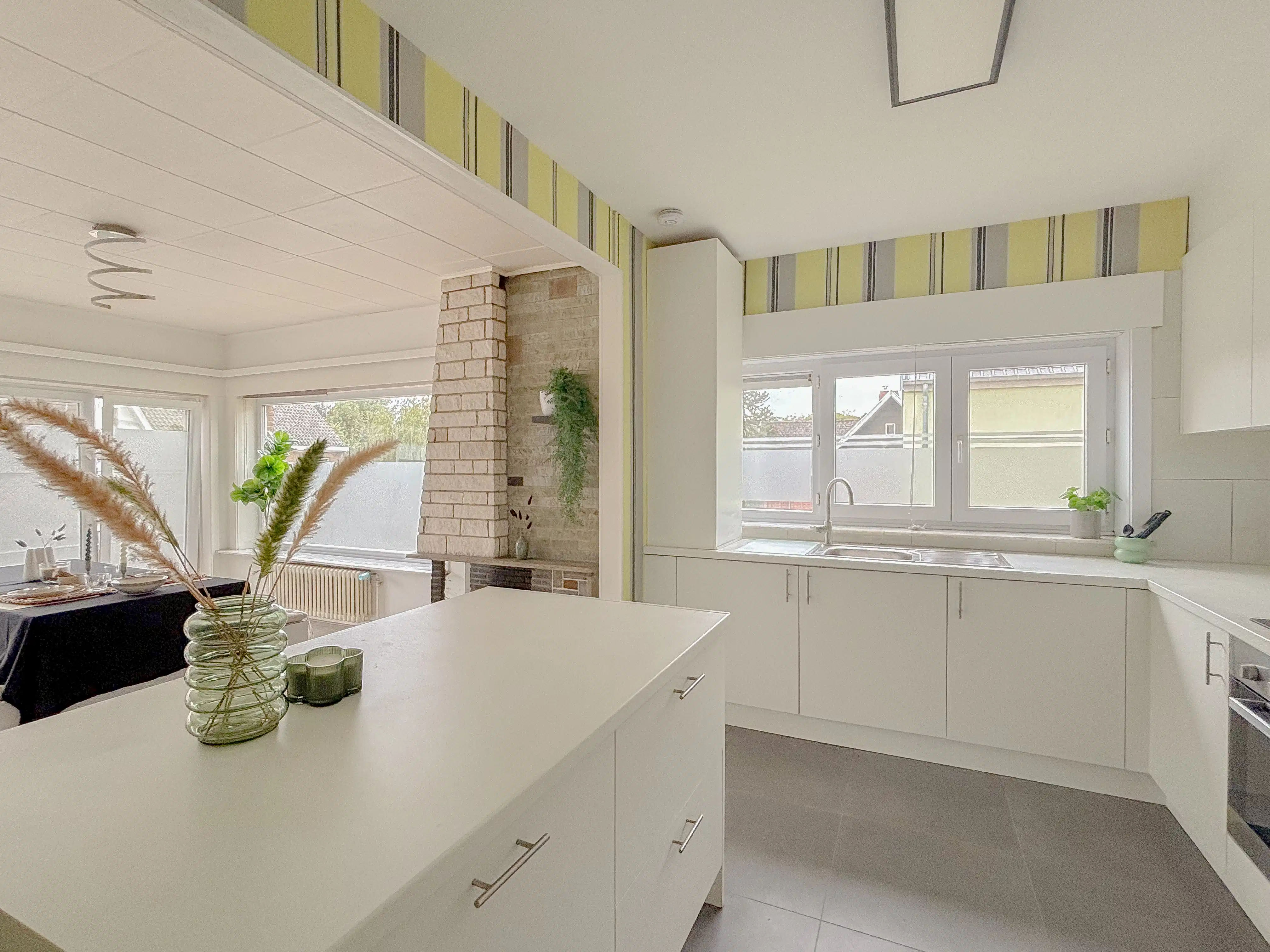Vernieuwd 2-slaapkamer hoekappartement (98 m²) in SINT-KRUIS foto 2