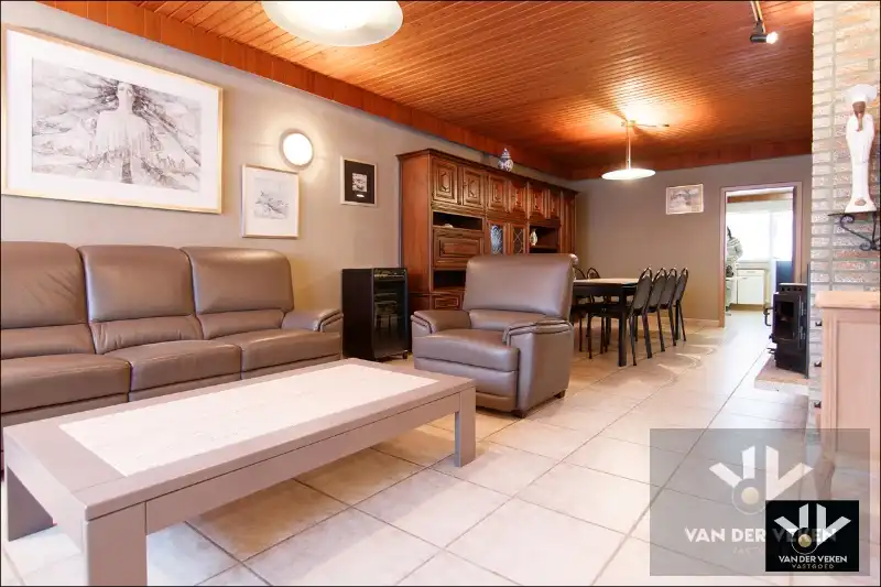 DEGELIJKE GEZINSWONING  MET GARAGE  IN DE SINT-CATHARINAWIJK foto 4