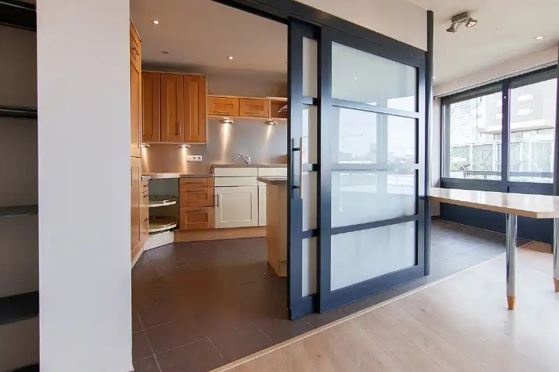 LICHT OP TE FRISSEN 2-SLAAPKAMERAPPARTEMENT MET GEMEENSCHAPPELIJKE PARKEERPLAATSEN VOOR BEWONERS OP TOPLOCATIE BINNEN DE KLEINE RING! foto 6