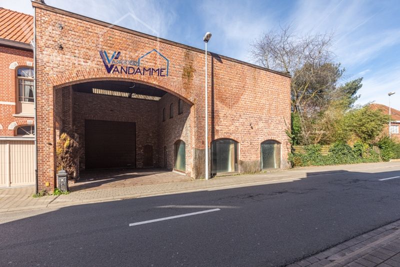 Magazijn/LOFT van +/- 300m² op een totale oppervlakte van 1826m² gelegen in woongebied. Mogelijkheid tot maken van grote loft/ 2 woningen/ ....onder voorbehoud goedkeuring stedenbouw! foto {{pictureIndex}}