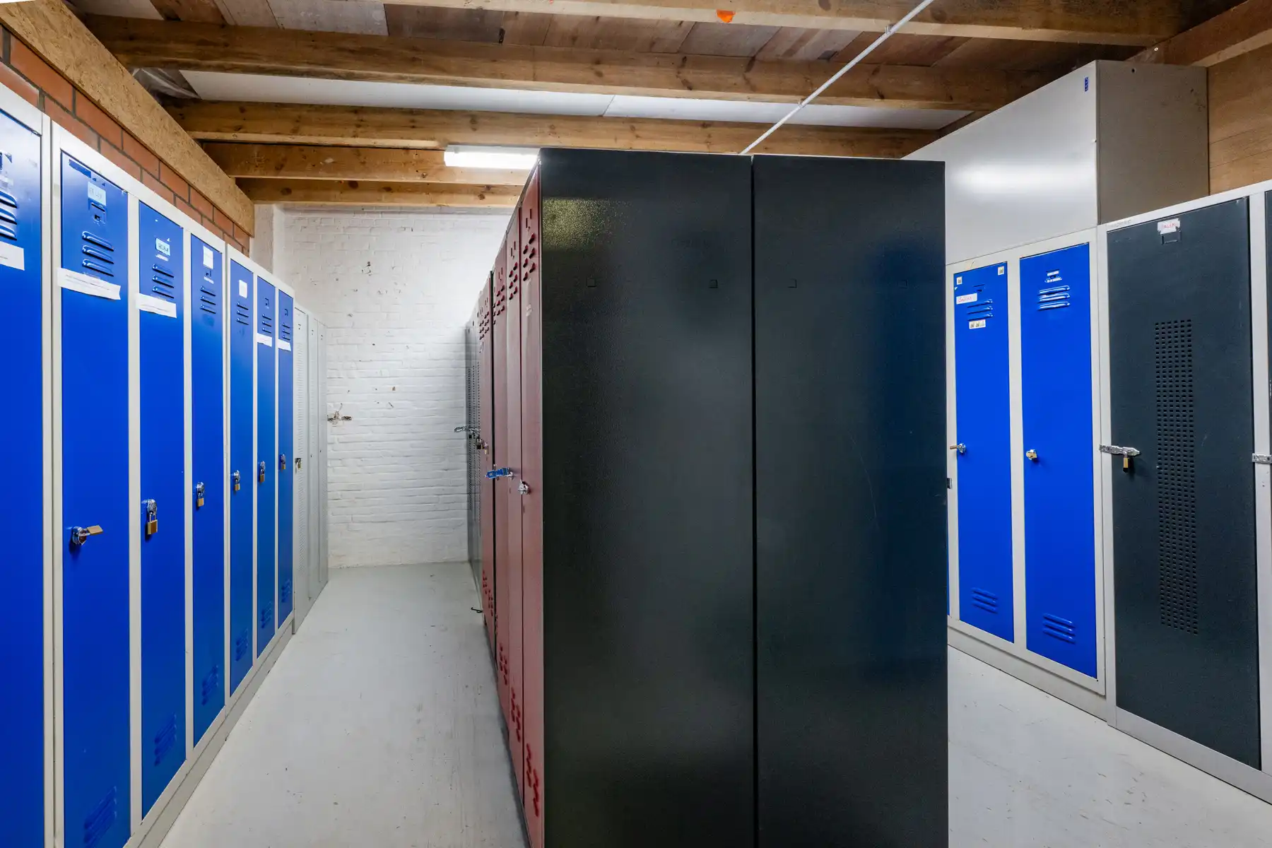 Ruim en veelzijdig bedrijfspand met parking en opslag foto 25