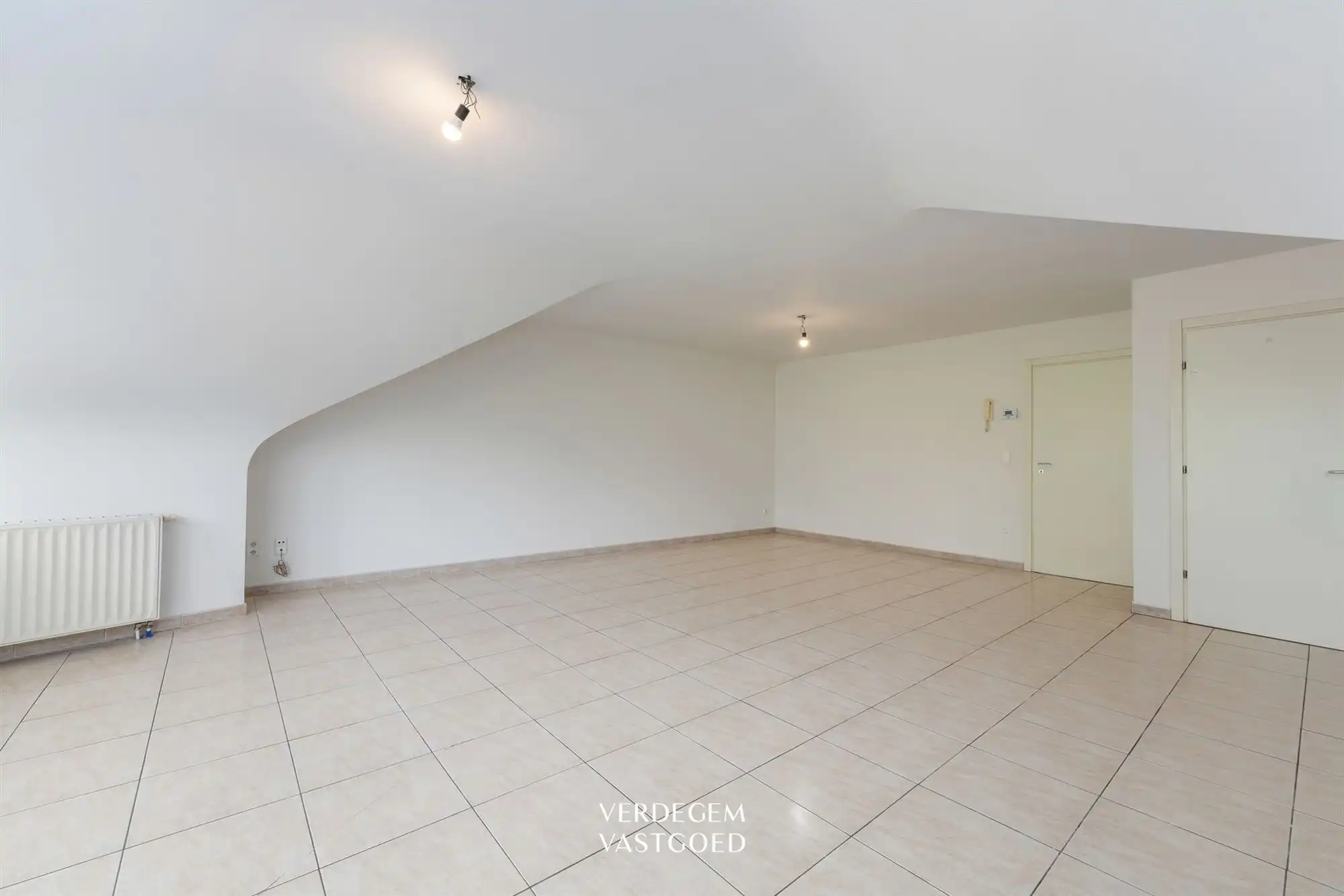Dakappartement met 2 slaapkamers, garage en autostaanplaats foto 2
