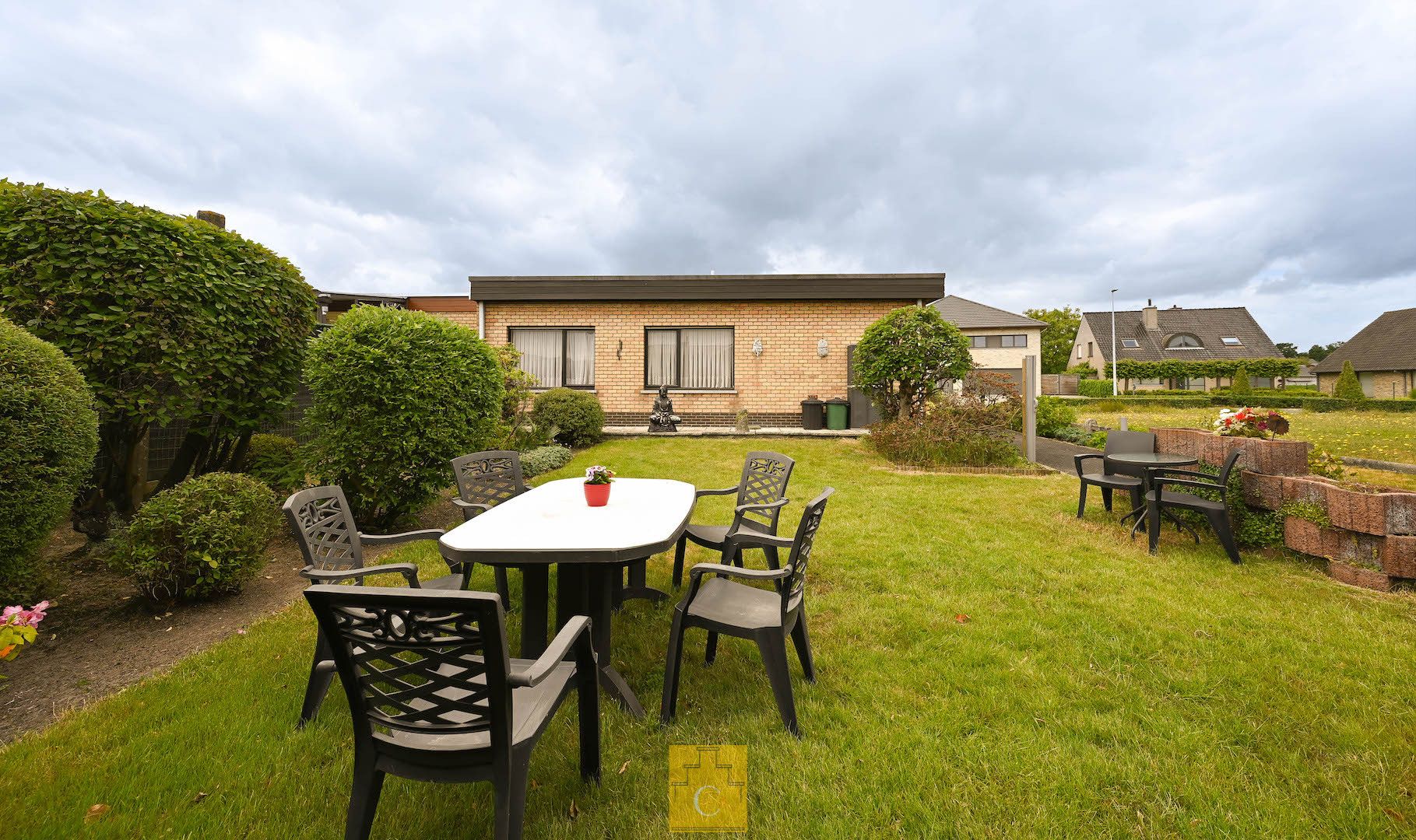 charmante driegevelbungalow met tuin en garage in hartje Loppem foto 11