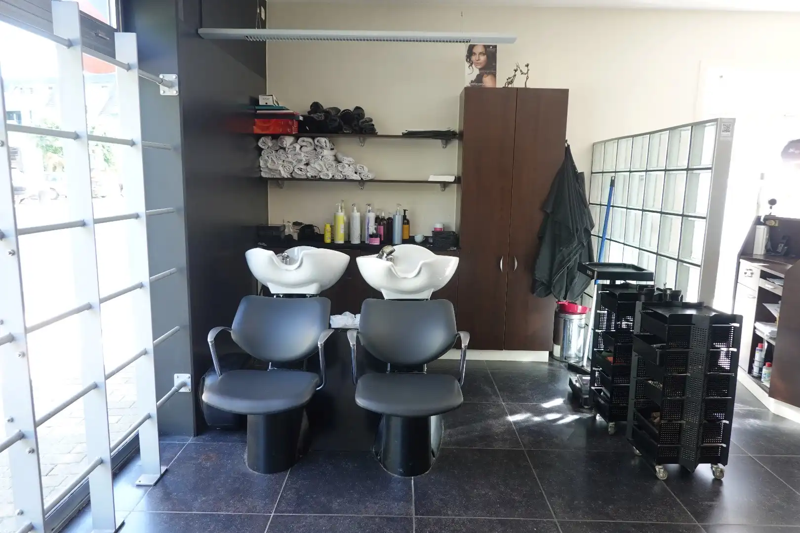 Overname gekende kapsalonzaak – Instapklaar handelspand te huur in het centrum van Oudenburg foto 5