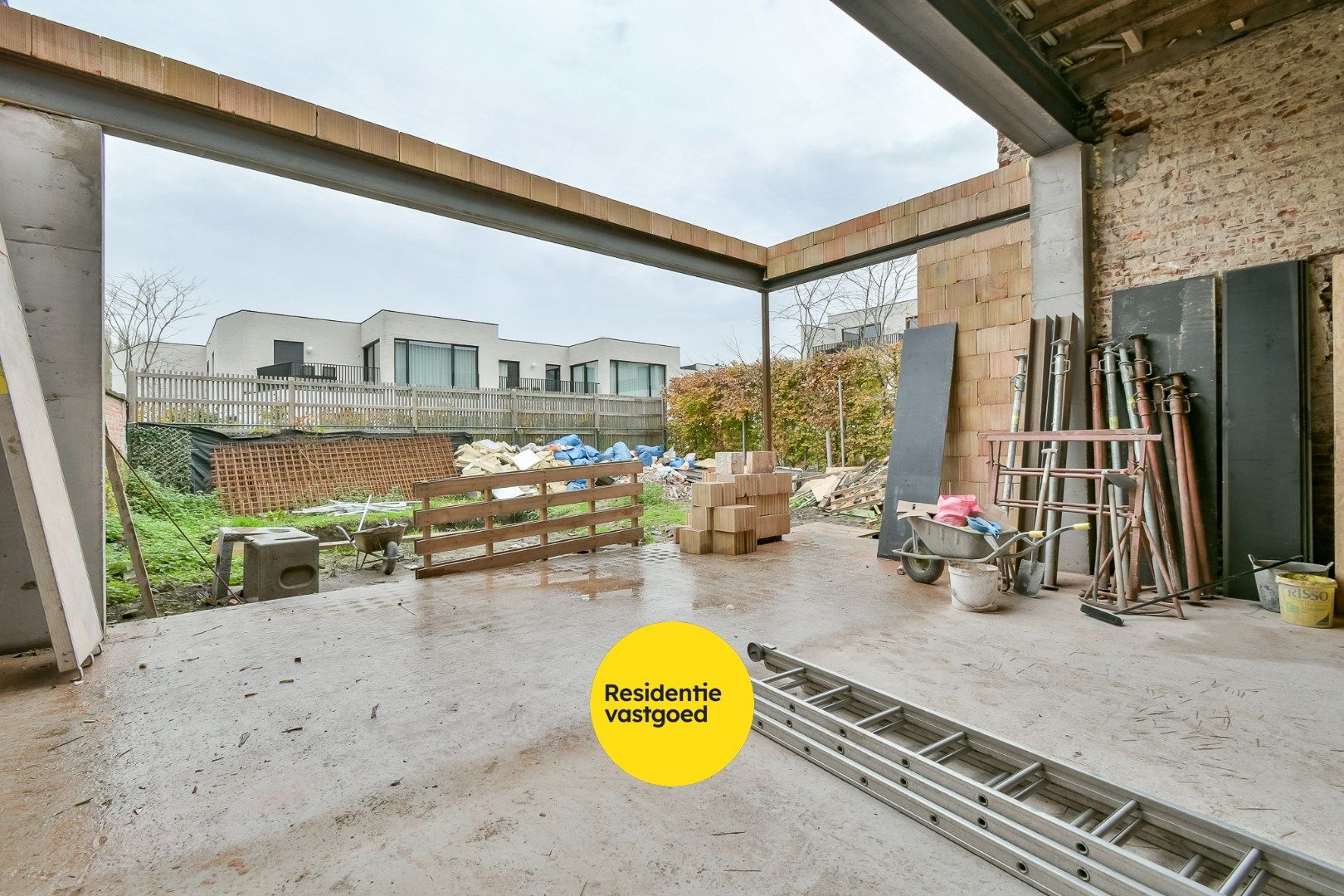 Ruime woning met bergen aan potentieel! foto 2