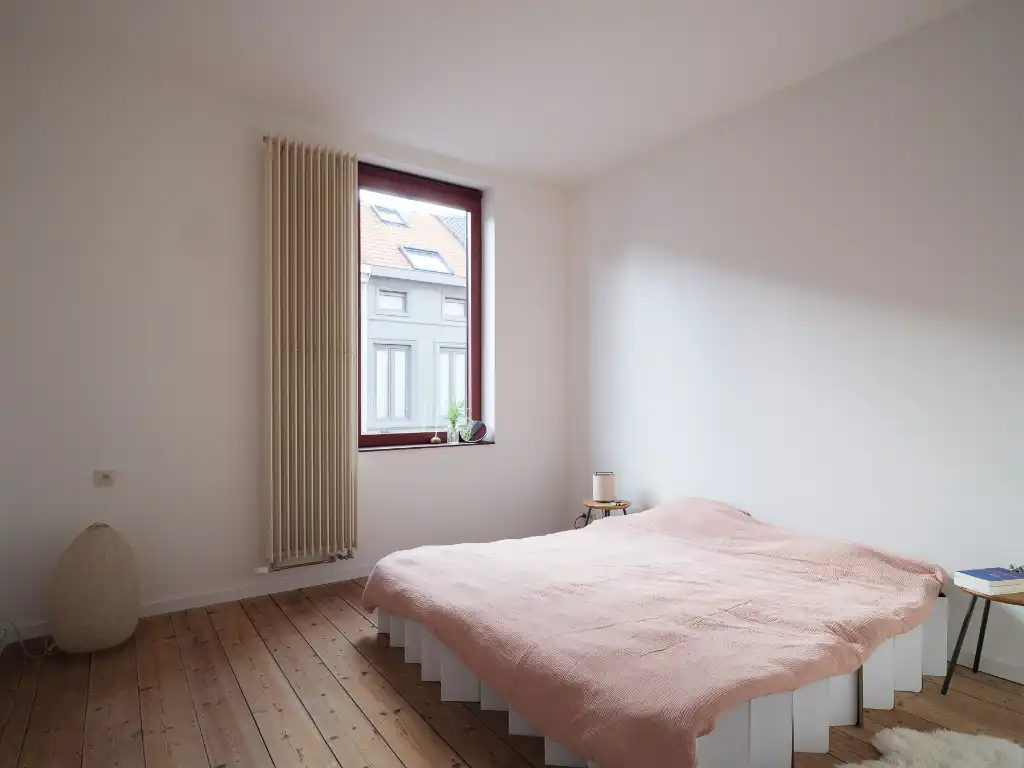 Architecturaal gerenoveerde, compacte woning met stadskoer naar de hand van ‘Hanne & Sam Architecten’ met 2 volwaardige slaapkamers op een boogscheut van Gent. foto 14