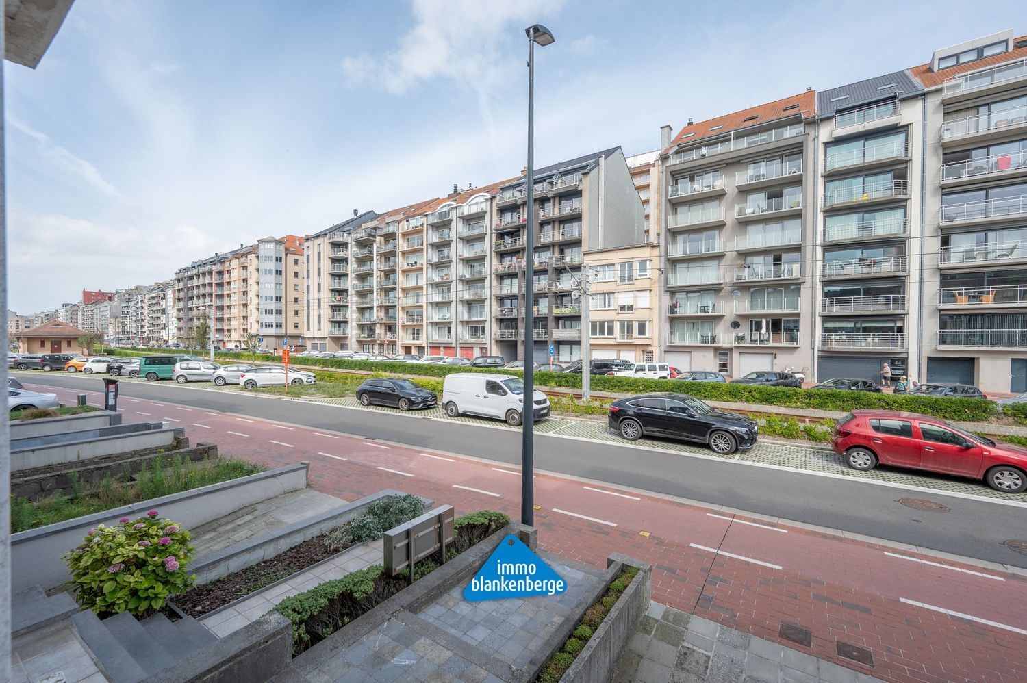 Ruime Bel-etagewoning op een Steenworp van Zee, Strand en Duinen foto 3