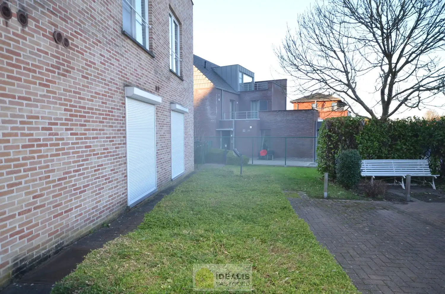 IDEALIS VASTGOED  - Ruim en aangenaam gerenoveerd appartement pal in het centrum van Berbroek (Herk-de-Stad)! Het appartement is gelegen middenin in het centrum, op wandelafstand van scholen, supermarkten, horeca en sportcentra. Het appartement biedt verder een fijne leefruimte met open keuken, 2 rustige slaapkamers, een prettige badkamer en een terras. Tevens kan men gemakkelijk parkeren in een afzonderlijke garagebox. foto 13