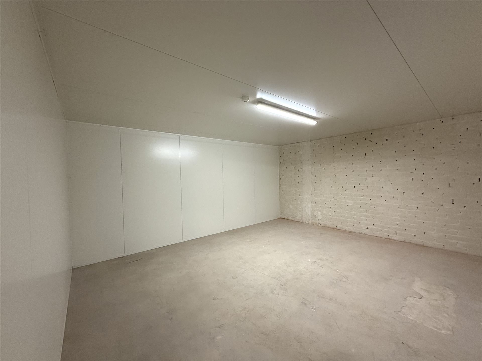 Ruime opslagruimte (32,94m²) centrum Tessenderlo foto {{pictureIndex}}