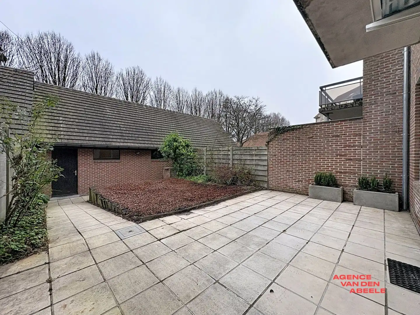 Gerenoveerd gelijkvloers appartement met tuin en garage foto 9