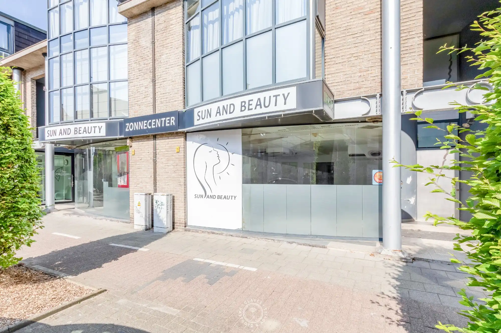 Commerciële toplocatie: handelspand met brede etalage en veel passage foto 2