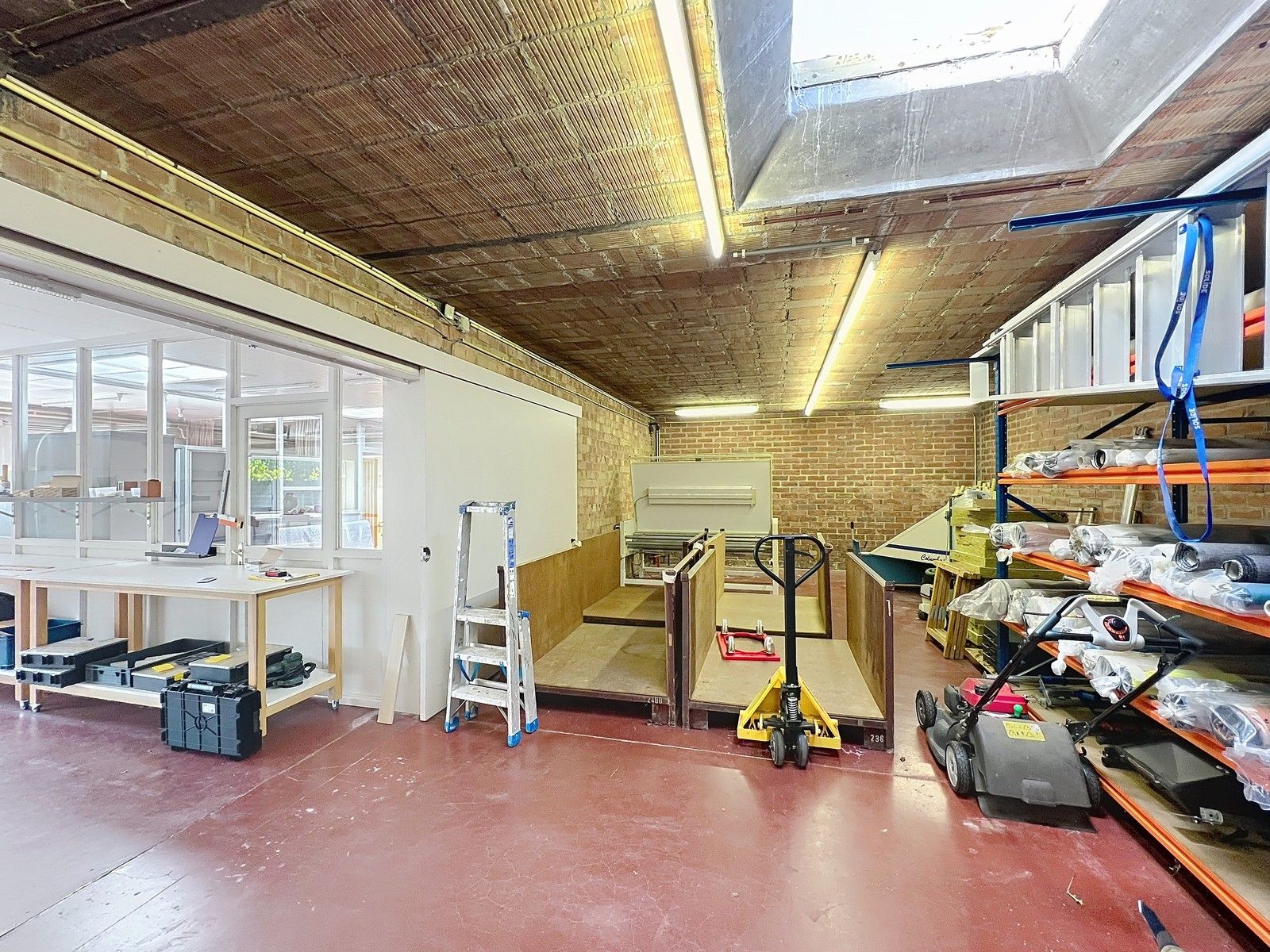 KANTOORGEBOUW (124 m²) met ATELIER (630 m²) én eigen parking op zeer goede ligging nabij centrum KORTRIJK ! foto 21