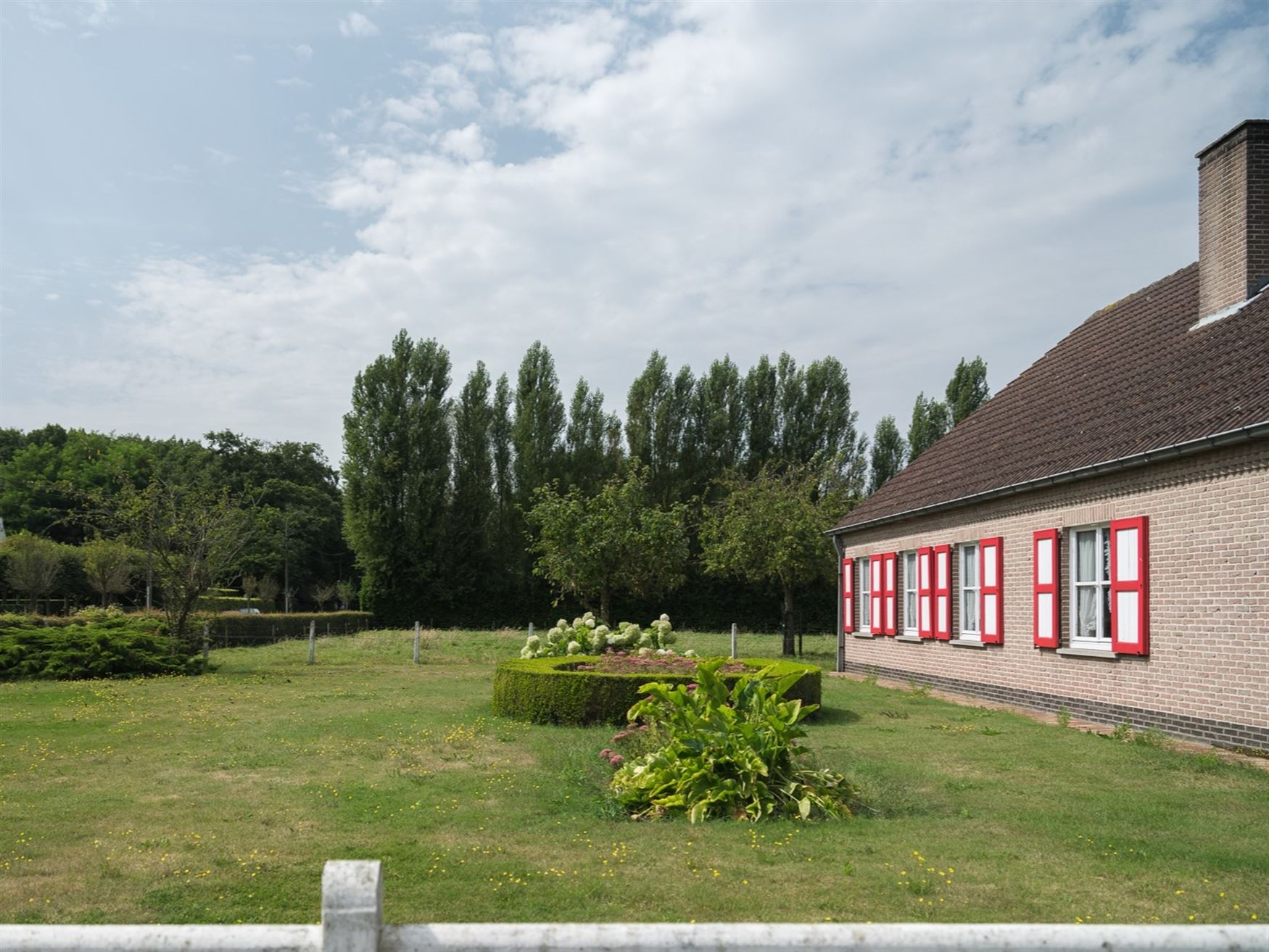 Hoeve met bijgebouwen op riant perceel foto 12