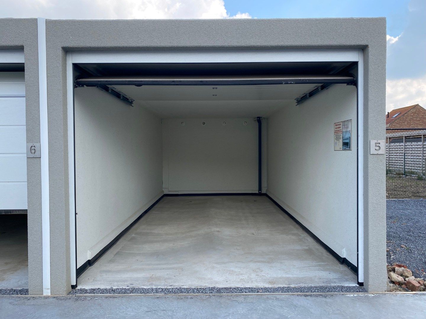 Garage met sectionaalpoort foto 2