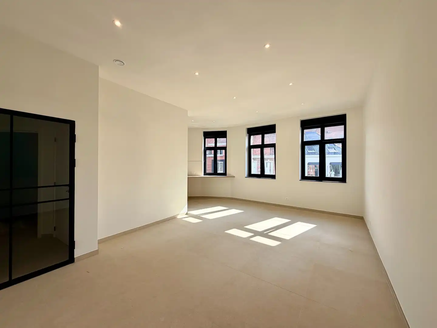 Volledig gerenoveerd 2-slaapkamerappartement met zolder in het hart van Tielt! foto 5
