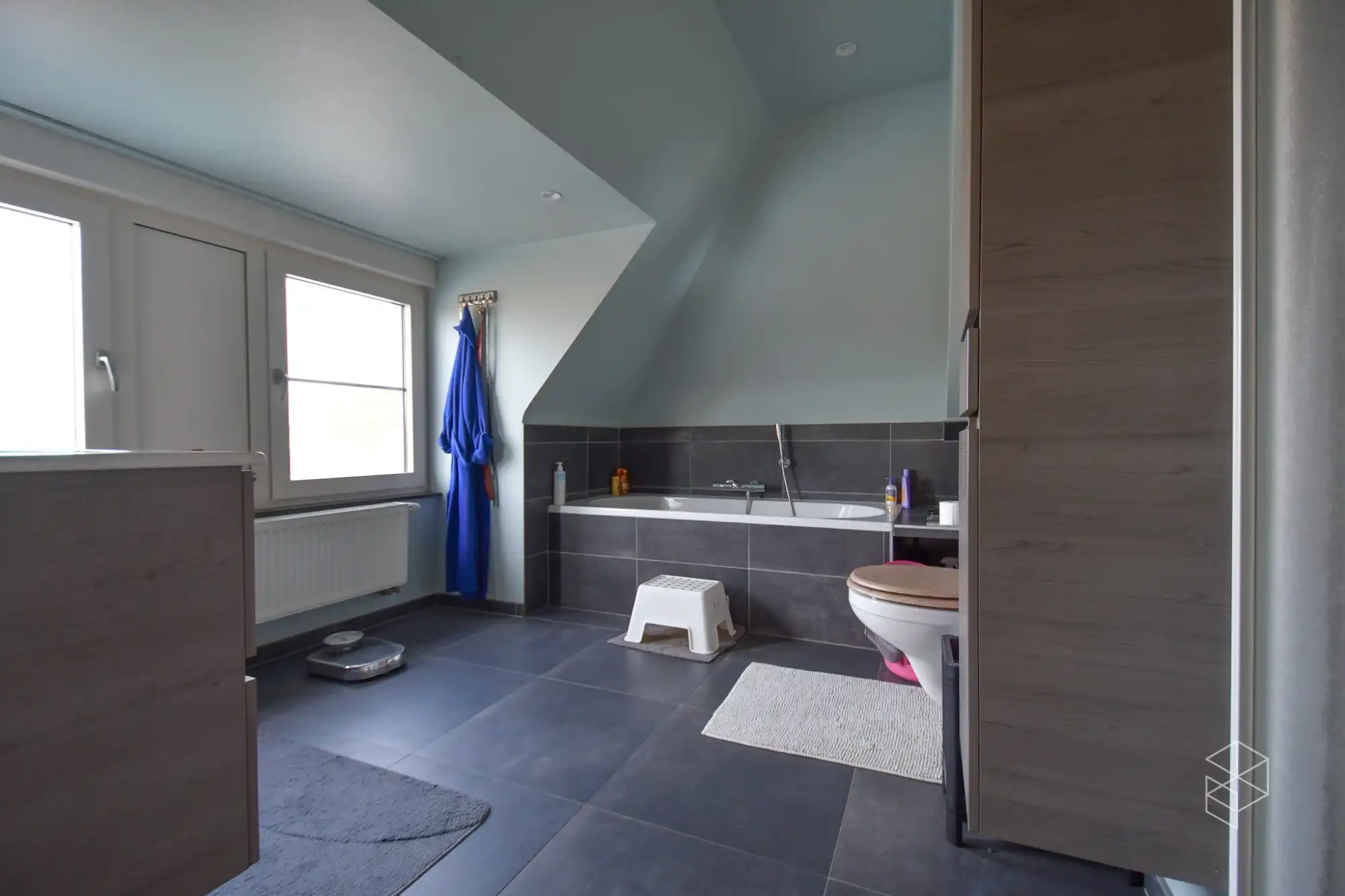 Grote woning met 4 slpk en grote tuin foto 11