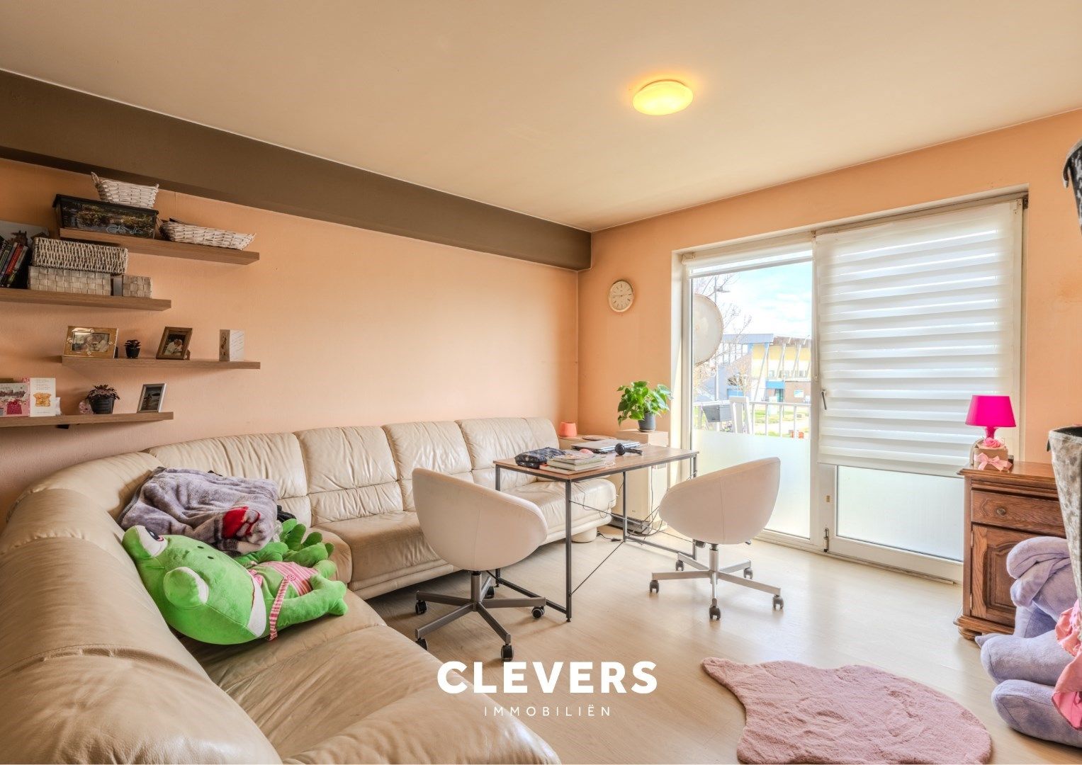 Opbrengsteigendom met 3 appartementen en 2 garages foto {{pictureIndex}}