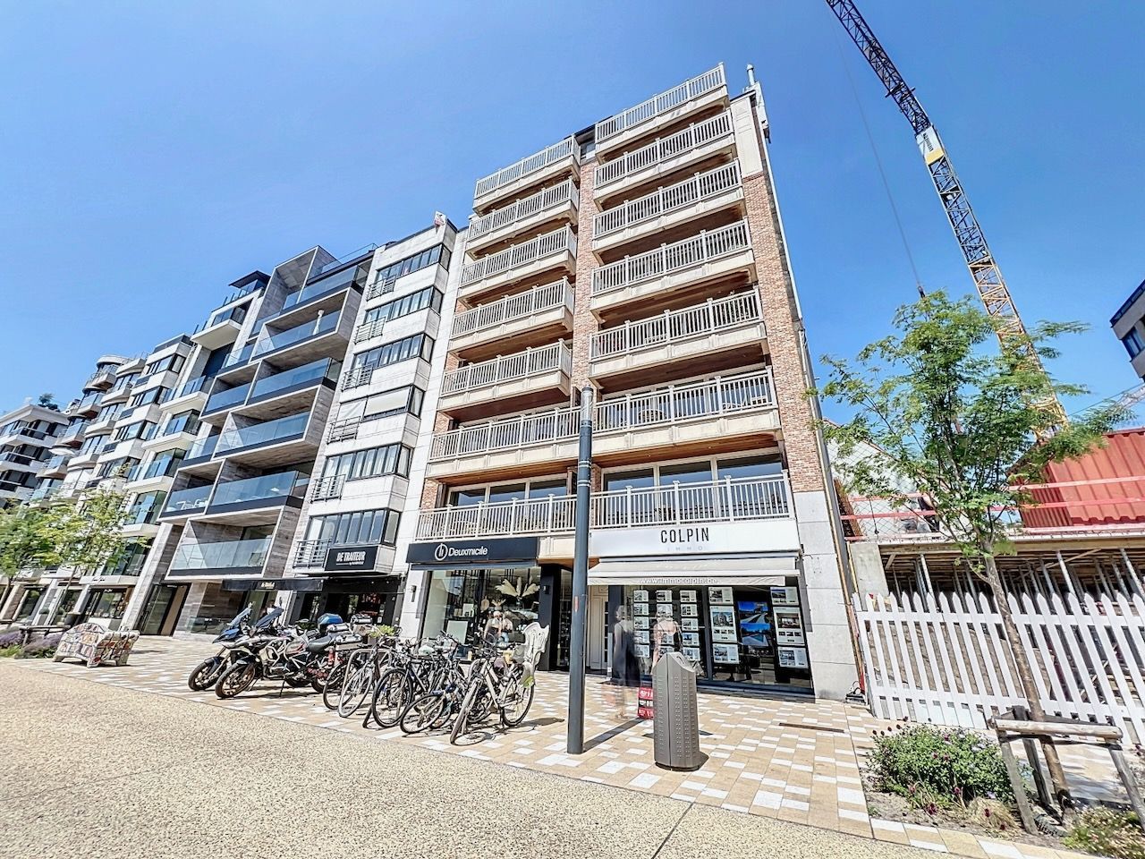 Buitengewoon ruime twee dubbele garagebox geschikt voor vier wagens foto {{pictureIndex}}