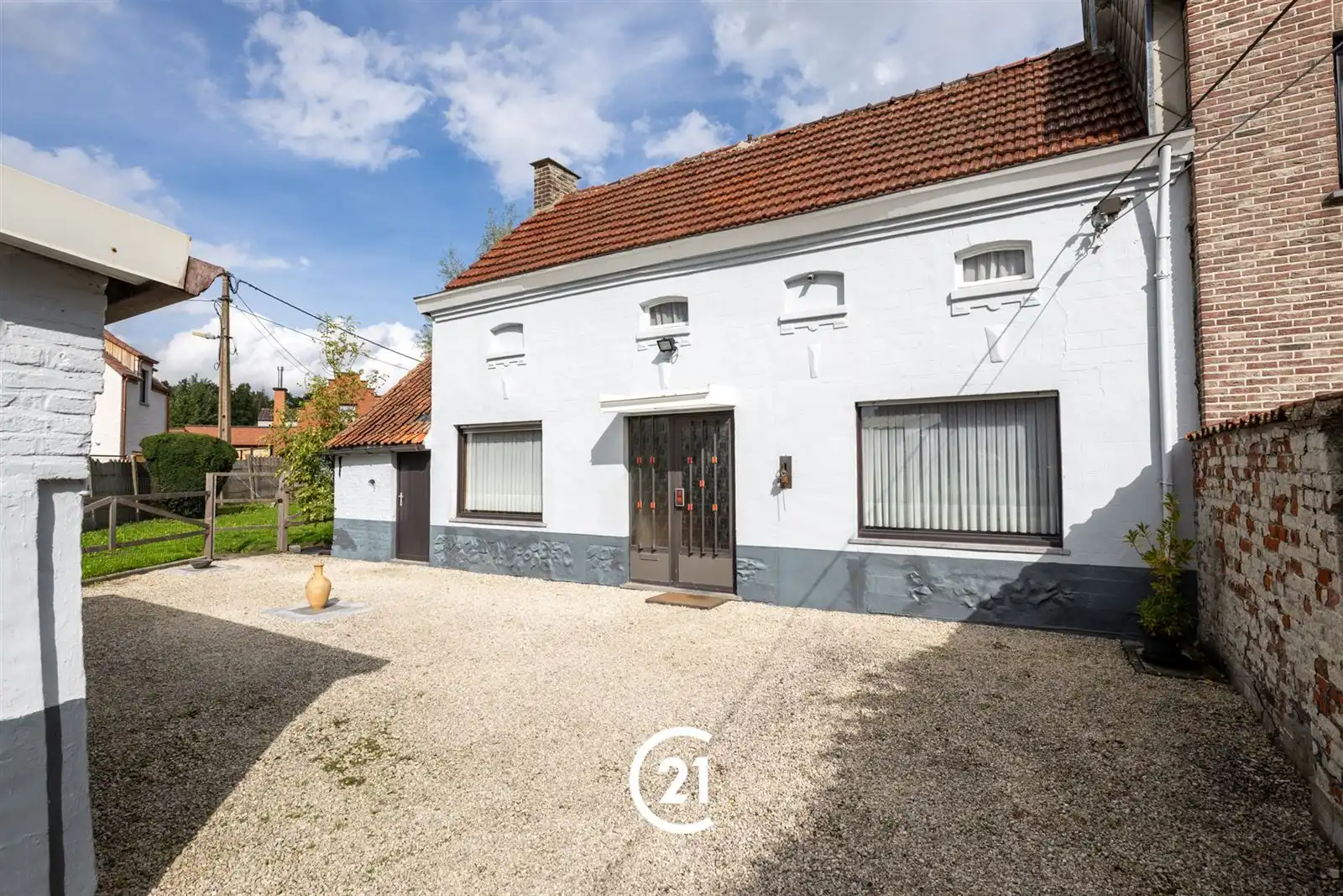 Te renoveren woning op een ruim perceel van 2.220 m² foto 2