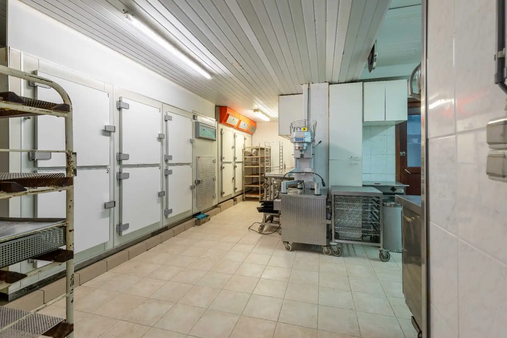 Opbrengsteigendom met handelszaak, atelier en 3 woningen. foto 10