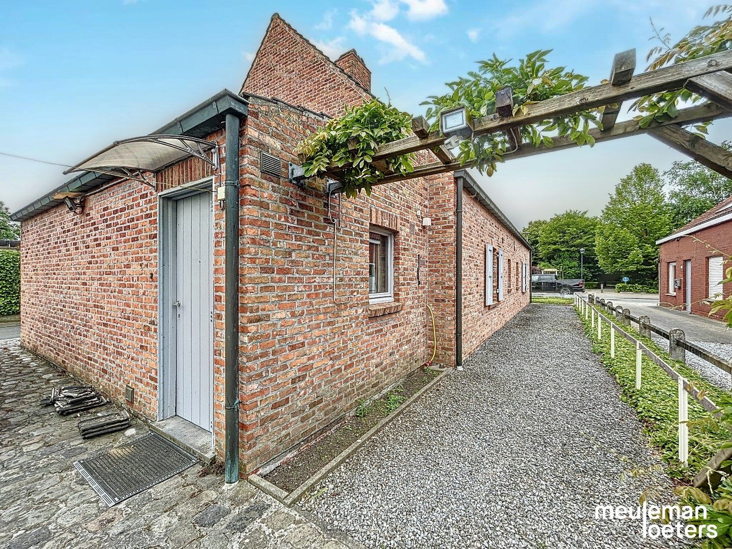 Charmante woning met garage en terras foto 2