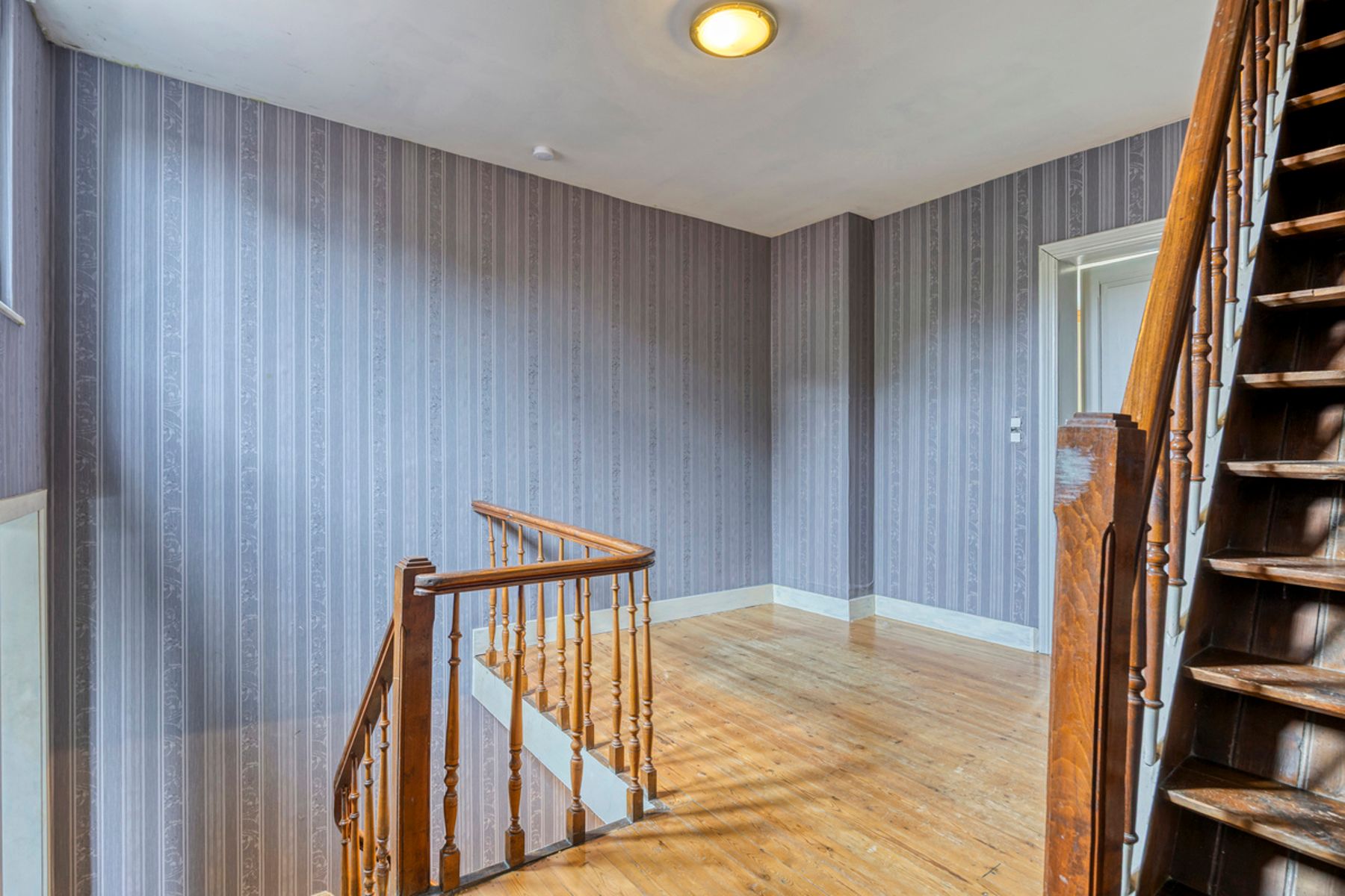 Ruim renovatieproject (226m²) met tuin aan kanaal foto 20