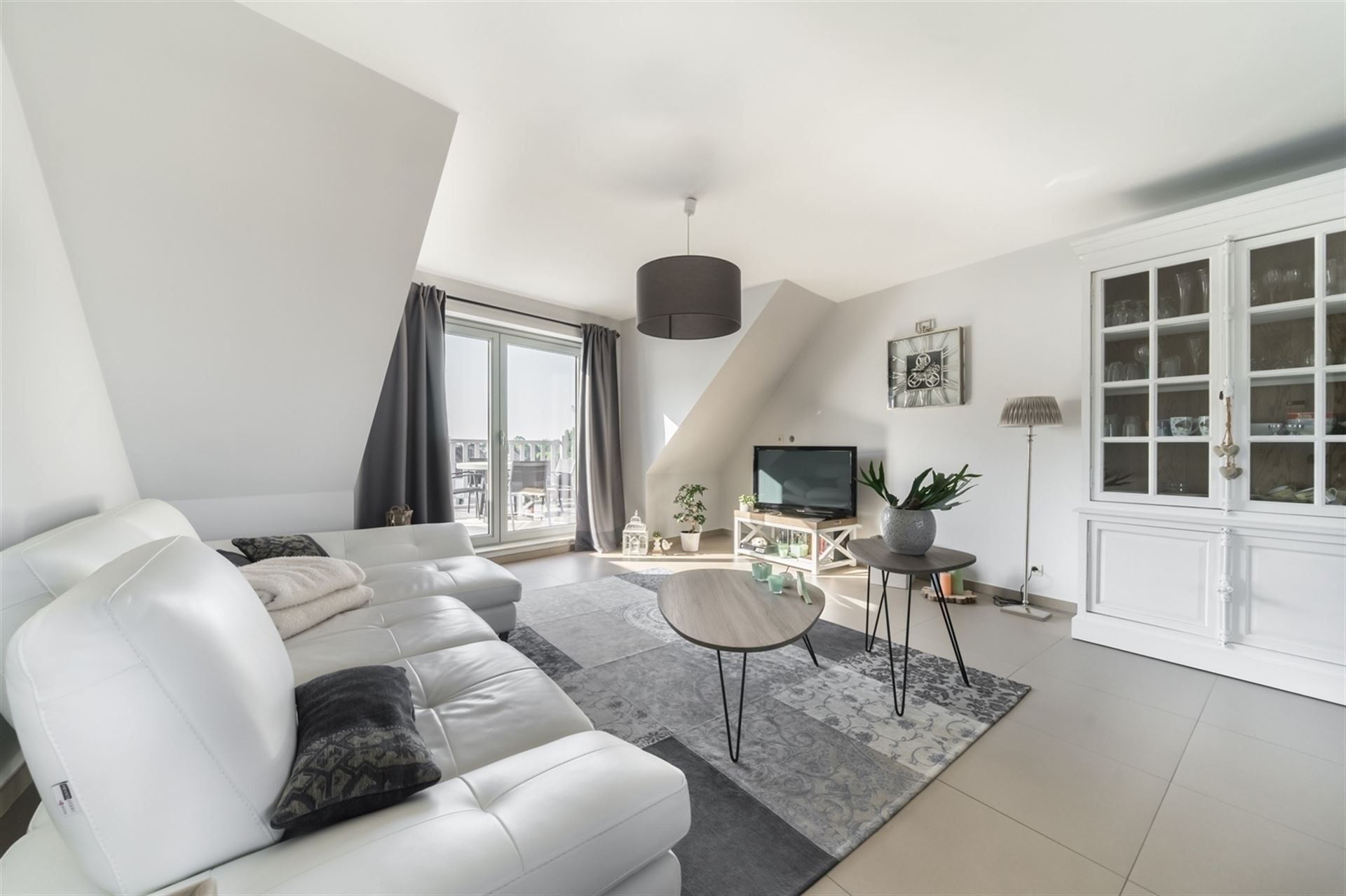 Prachtige penthouse met 2 slpk., groot zonneterras & autostaanplaats. foto 5