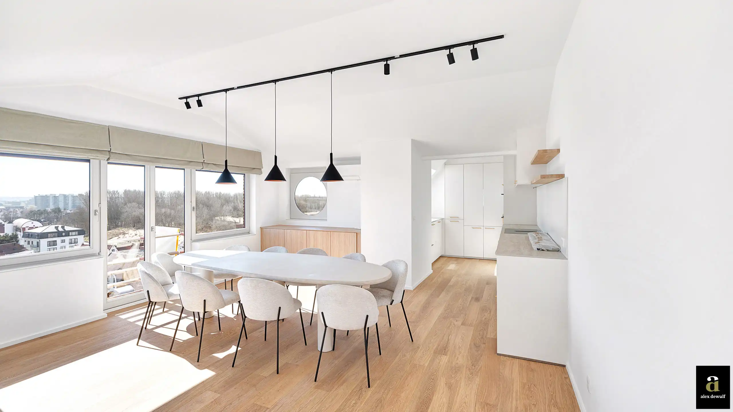 Ruim duplexappartement met vier slaapkamers en zonnig terras in Duinbergen. foto {{pictureIndex}}