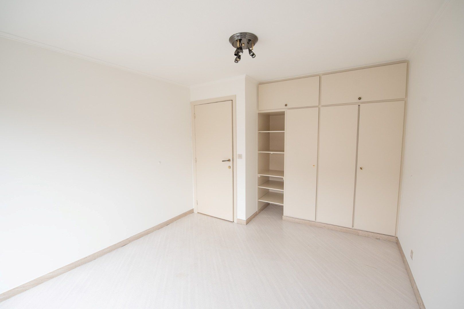 Handelspand (woonst, winkel en opslagplaats) te huur  in het centrum te Waregem!  foto 19