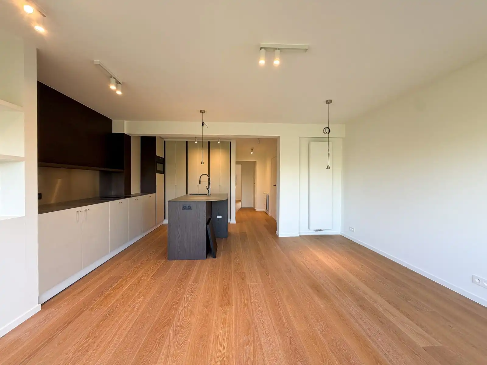 Lichtrijk en volledig gerenoveerd appartement met 2 slpk en open groenzicht foto 4