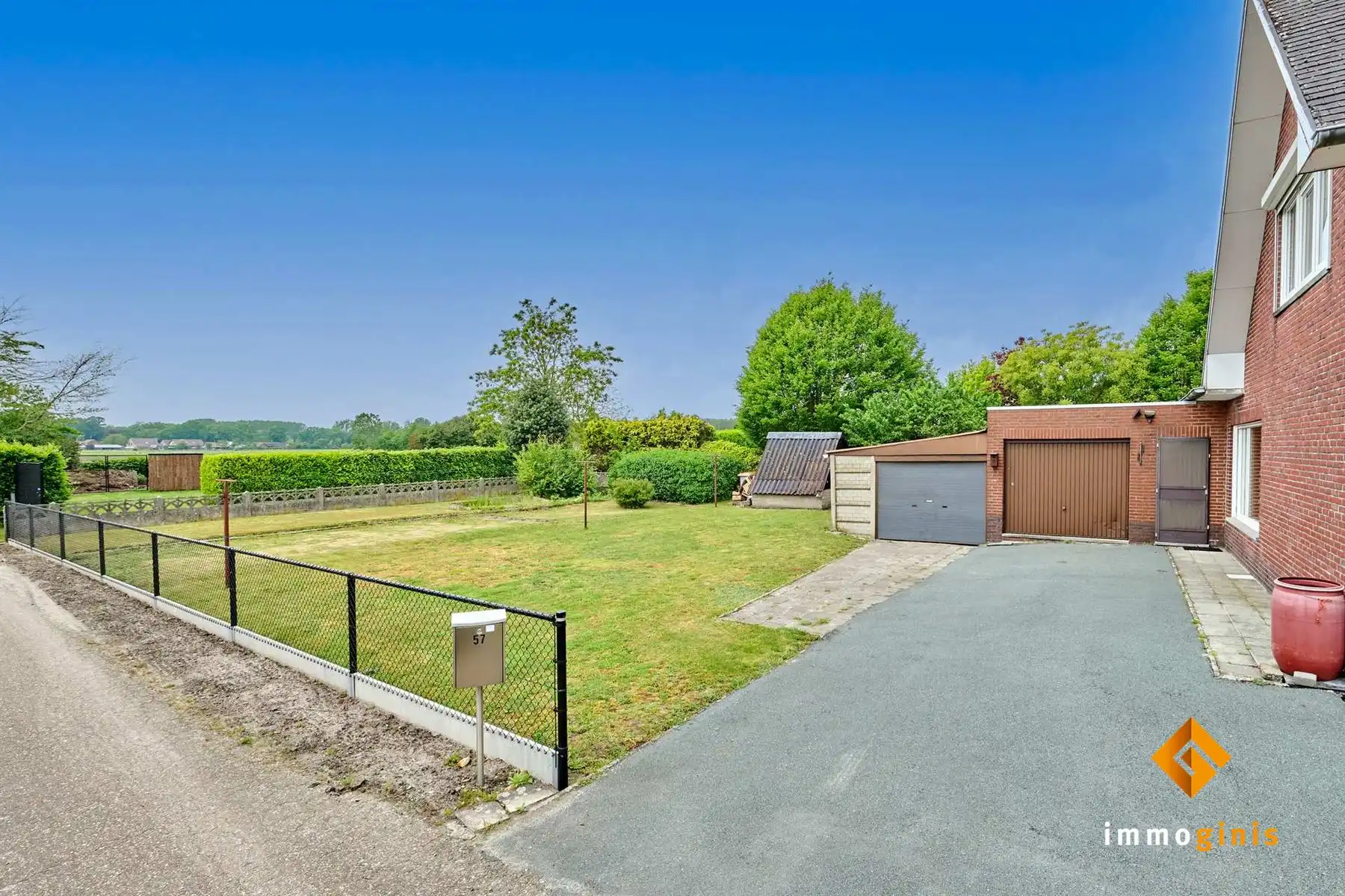 Verrassend ruime woning met 3 grote slaapkamers, 2 garages en groen zicht achteraan, op ruim perceel van 10a17ca.  foto 17