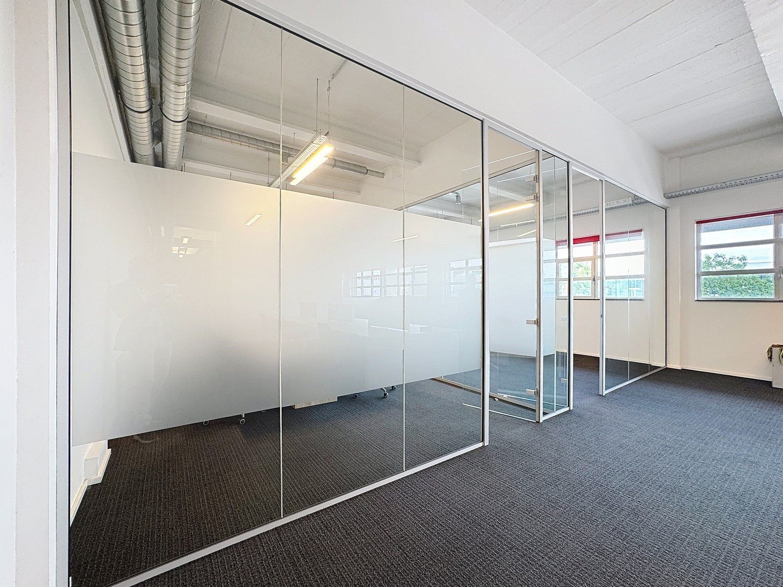 Instapklare KANTOORRUIMTEN (436m²) voorzien van alle comfort (databekabeling, airco,...) en private parkeergelegenheid. Vlot bereikbaar via Expresweg van Brugge! foto 18