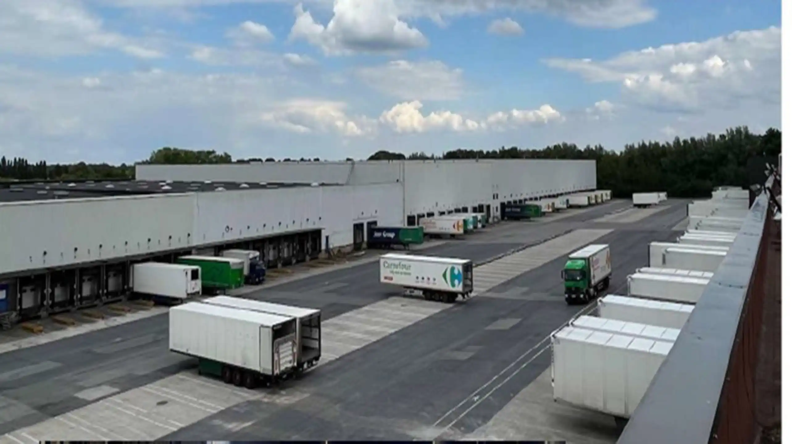 Magazijnen met kantoor en ruime parking te huur foto 6