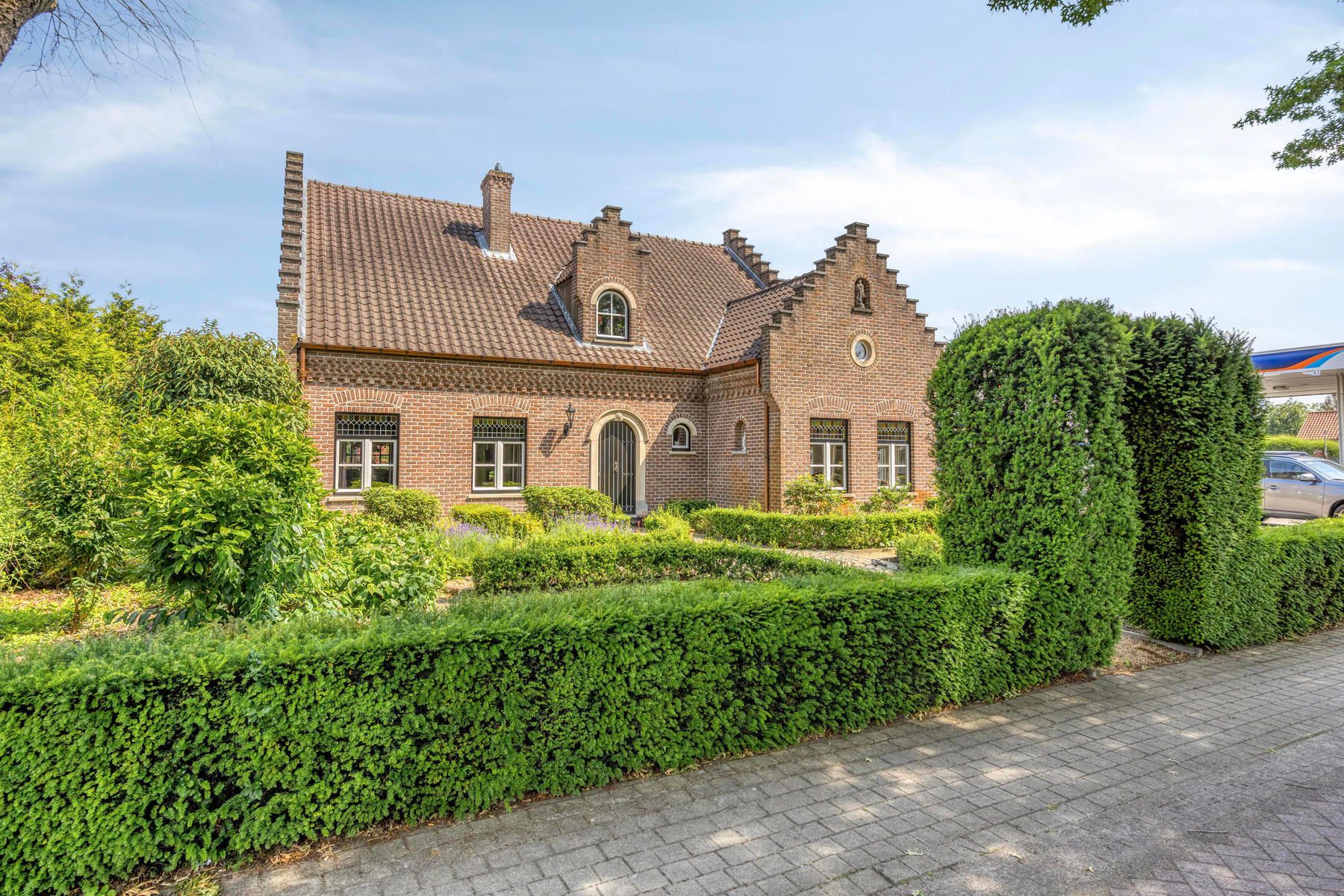 Karaktervolle villa met veel mogelijkheden in Lommel! foto {{pictureIndex}}