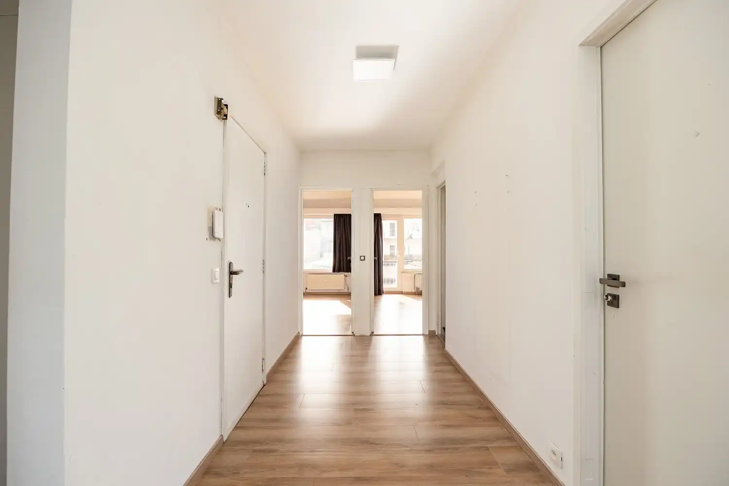 Ruim en lichtrijk 2-slpk appartement met terras, kelderberging en een parkeerplaats in Merksem! foto 4