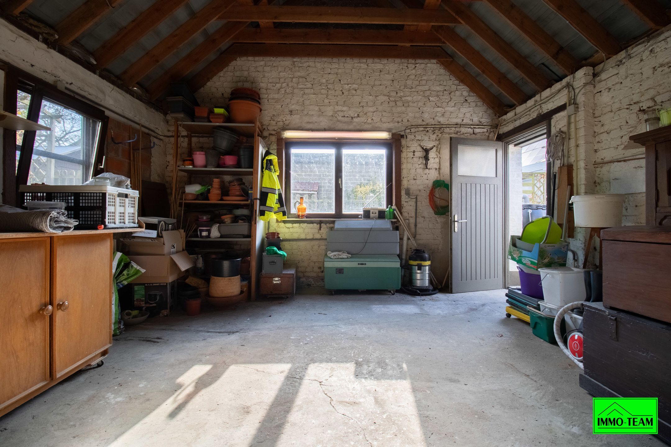 Goed onderhouden rijwoning met garage en ruim atelier foto 14
