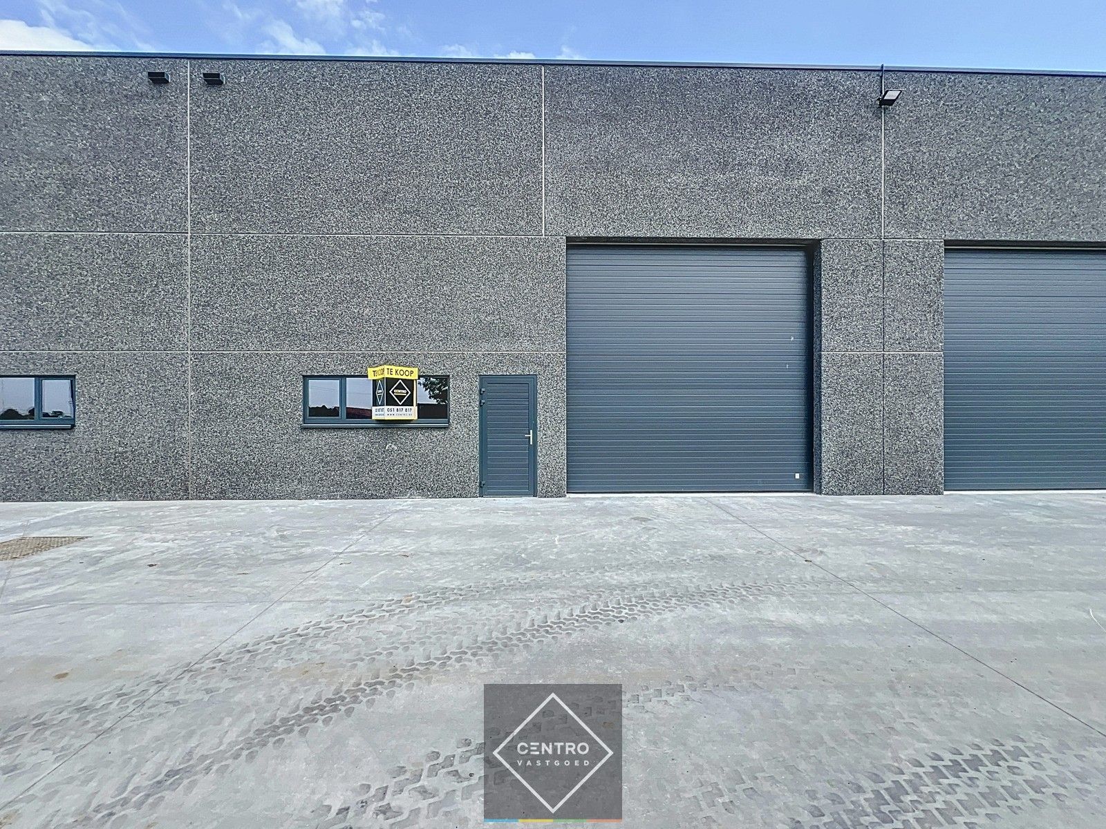 NB MAGAZIJN van 180m² (vrije hoogte 7m !) , voorzien van sectionaalpoort, deur, raam en 2 parkeerplaatsen te SLEIHAGE (Oostnieuwkerke). foto 3