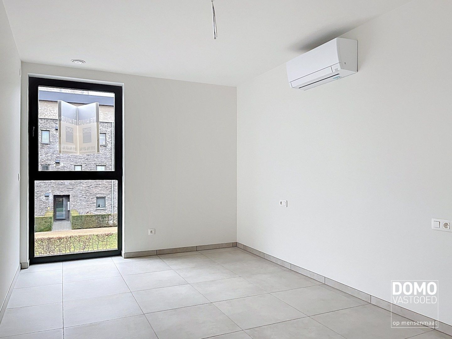 NIEUWBOUWAPPARTEMENT MET 2 SLAAPKAMERS, RUIM TERRAS, 2 AUTOSTANDPLAATSEN EN KELDERBERGING TE KERMT foto 9