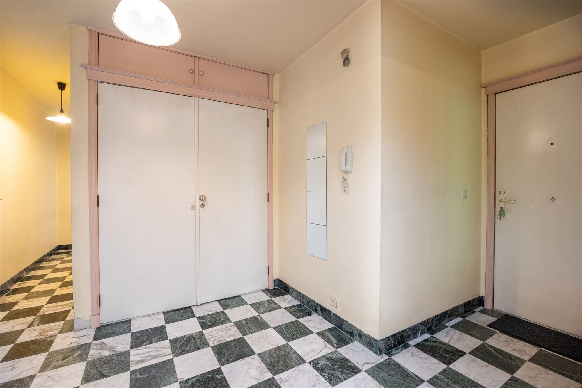 Te renoveren appartement met twee slaapkamers en terras foto 7