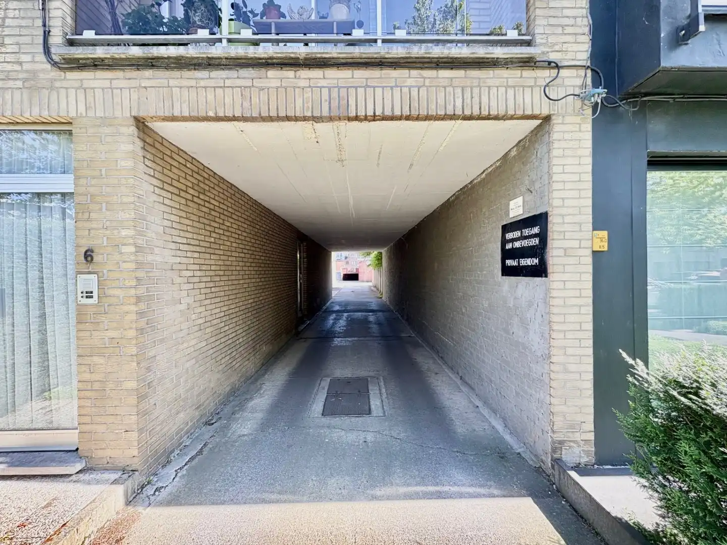 Ondergrondse garagebox met handmatige poort foto 3