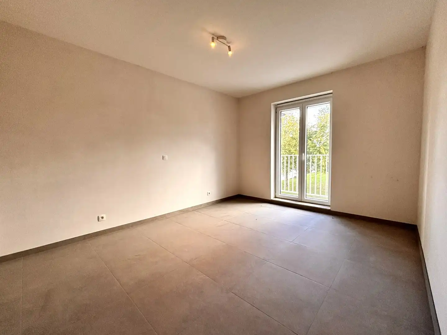 Ruim tweeslaapkamerappartement met terras en garage foto 8