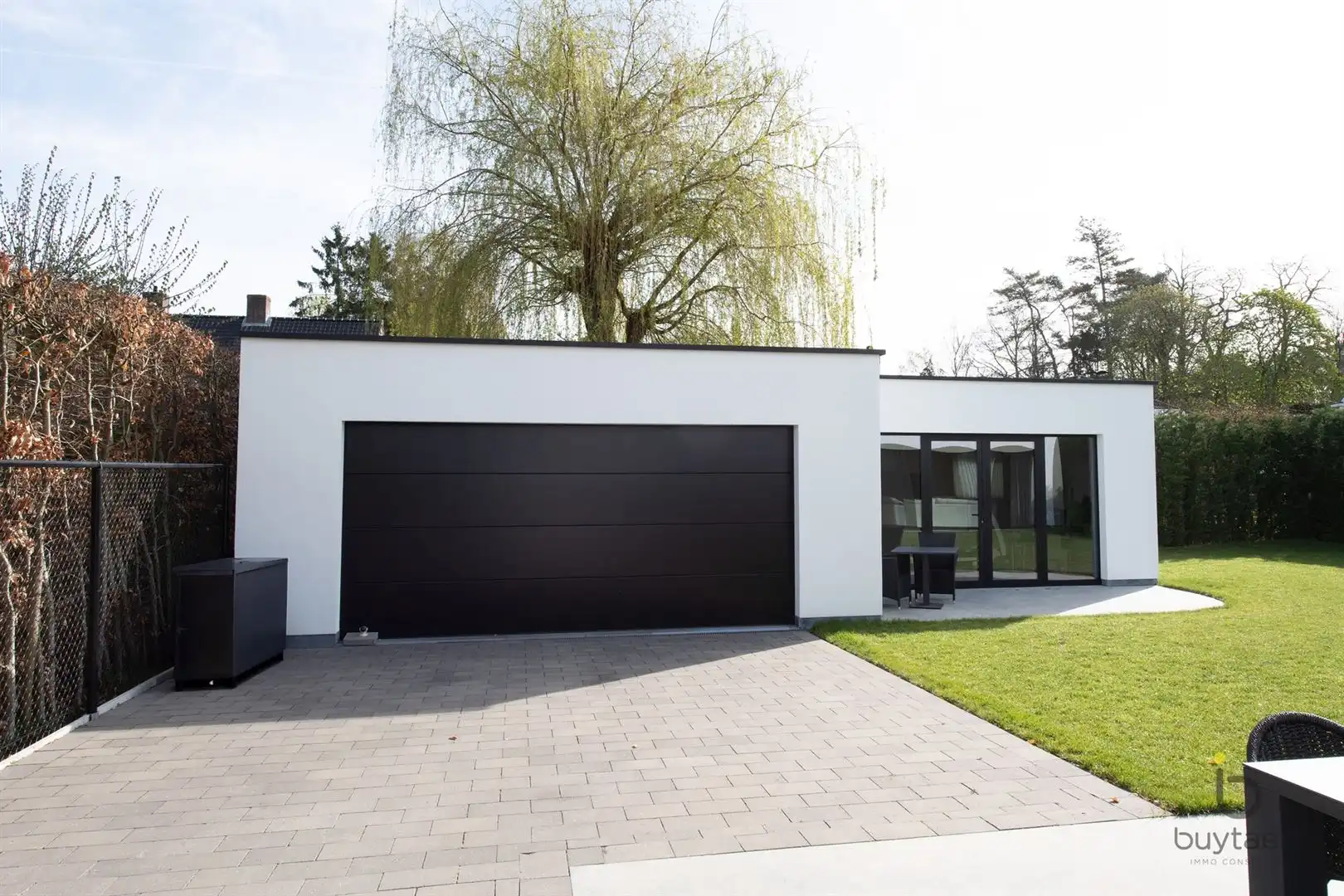 Knappe GELIJKVLOERSE villa + bijgebouw te Halle! foto 3