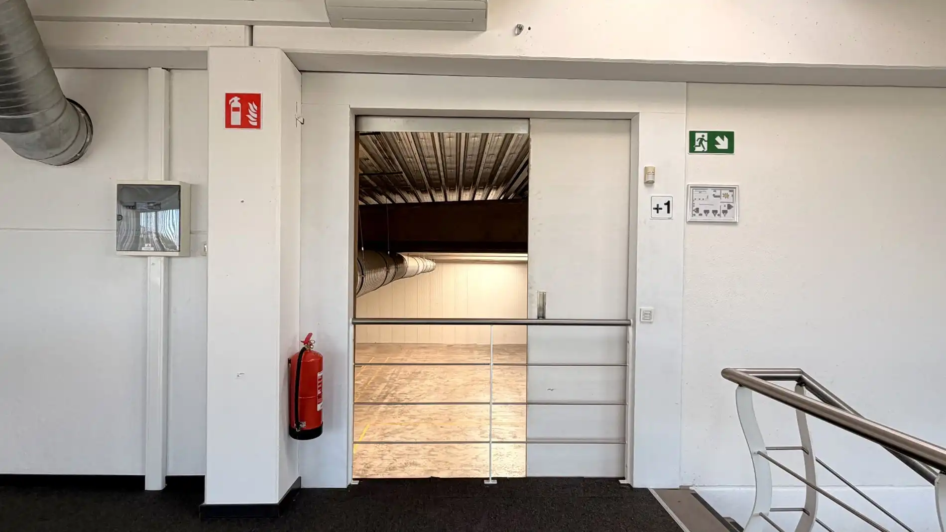 Magazijn met laadkade en kantoren te huur aan E17 in Kruibeke foto 18