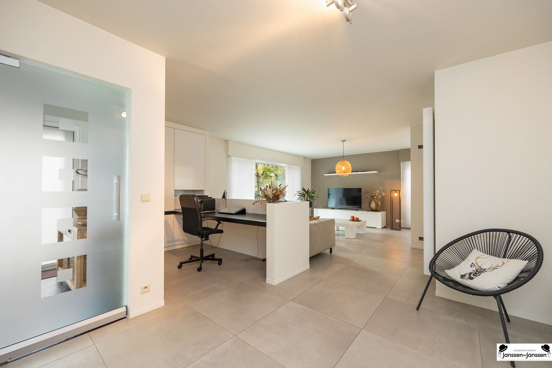 Instapklare, volledig gerenoveerde woning op royaal perceel! foto 3