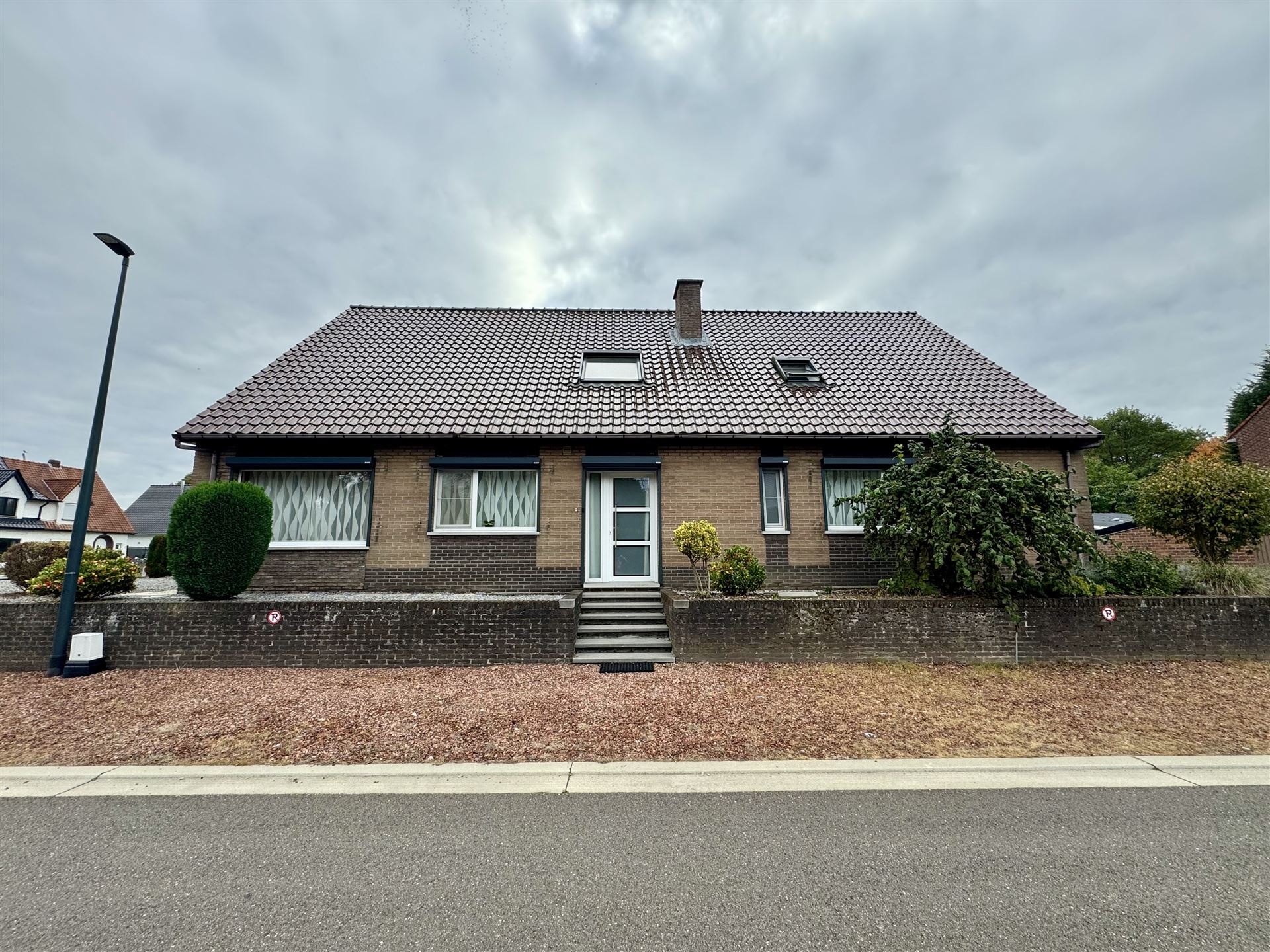 Vrijstaande woning die gebruikt kan worden als twee-woonst foto {{pictureIndex}}