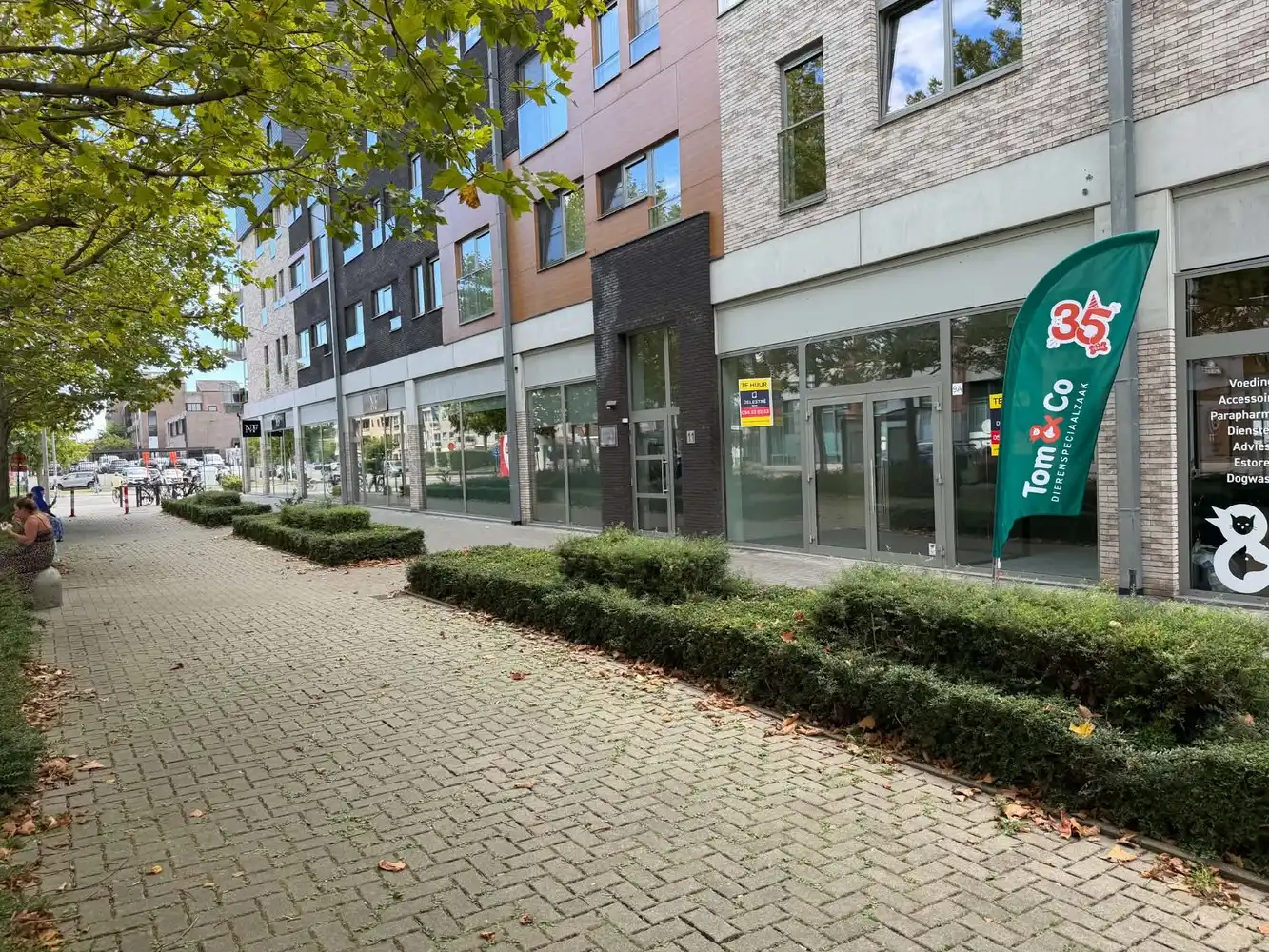 MODERN COMMERCIEEL GELIJKVLOERS MET GEBRUIK GROTE PARKING foto 9