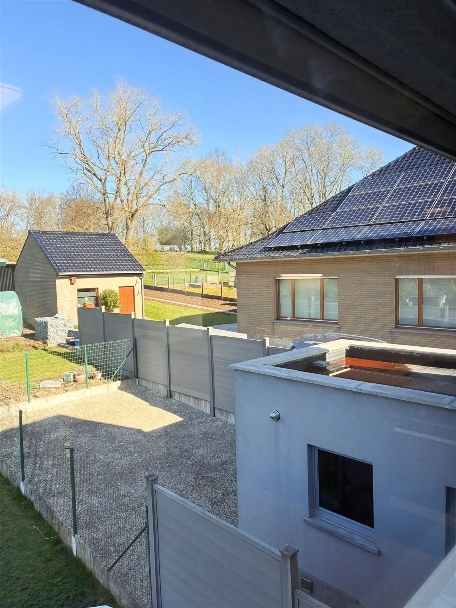 Lichtrijk huis met garage en koer foto 8