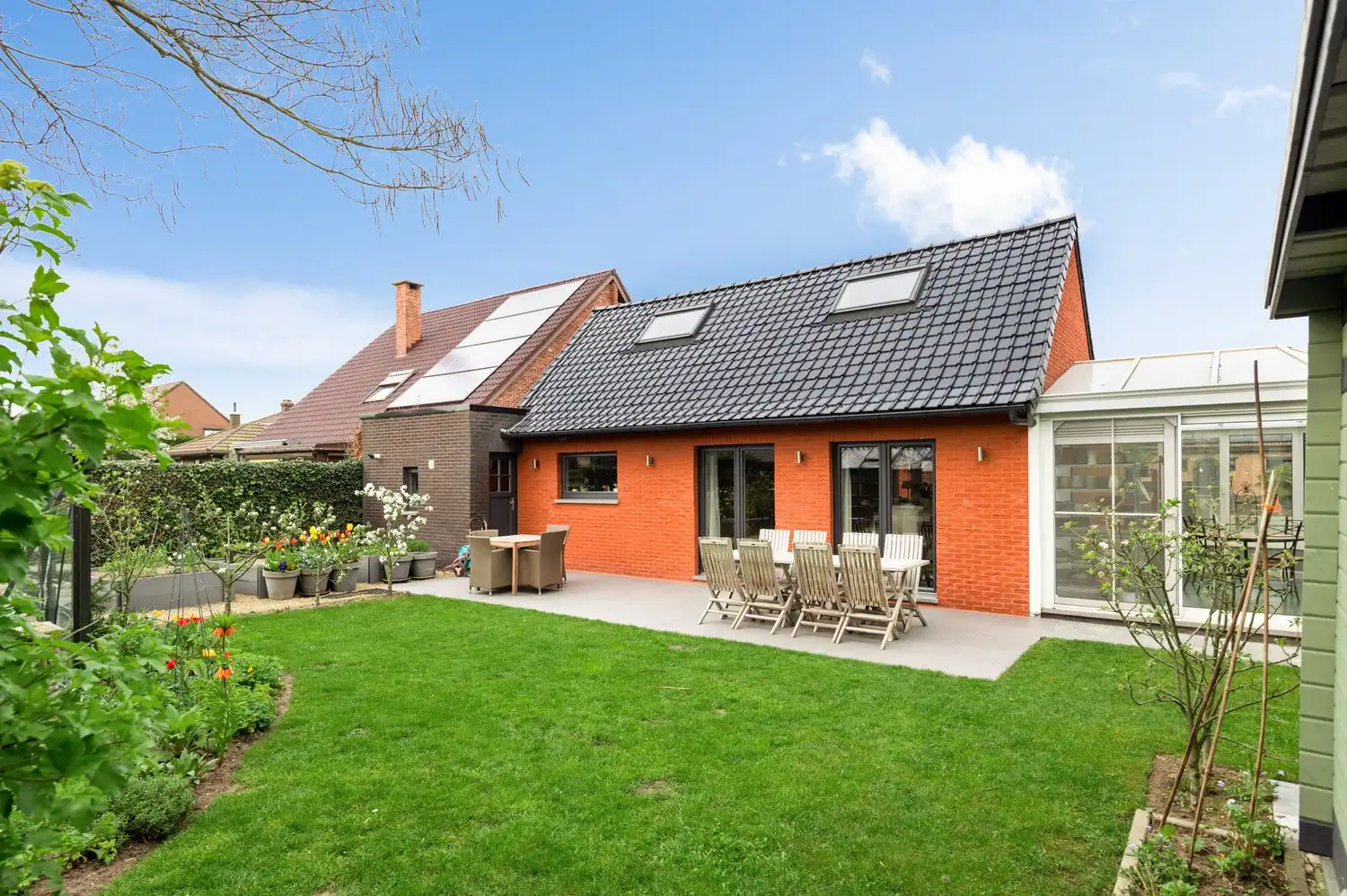 Instapklare laagbouwwoning met zonnige tuin in rustige straat te Hoevenen foto {{pictureIndex}}